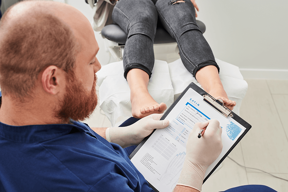 Klinika Satin – terapię pękających pięt objaśnia podolog Andrzej Piotrowski